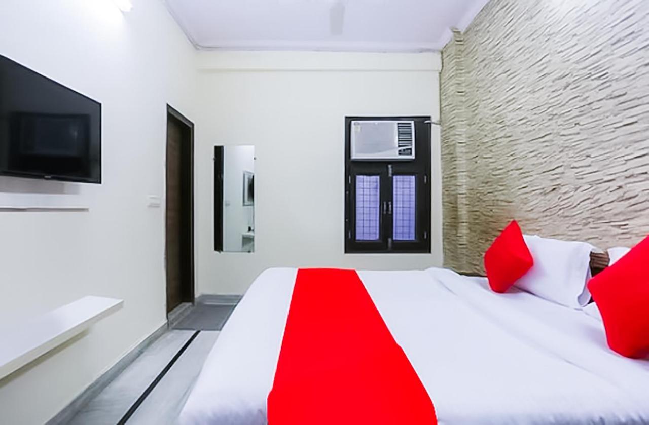 Fly Near Laxmi Nagar Metro Station 3* New Delhi